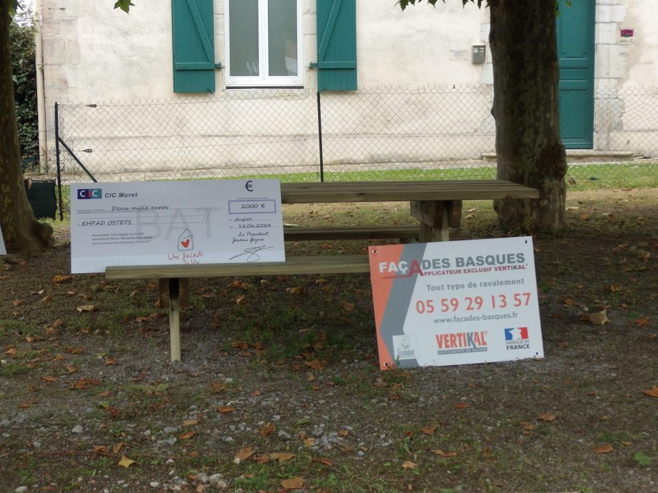 Banc avec panneaux publicitaires pour CIC Muret et Facades Basques.