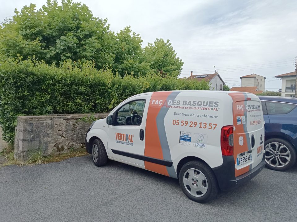 Van Vertikal garé, façade basques, 05 59 29 13 57