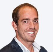 Homme souriant en costume et cravate