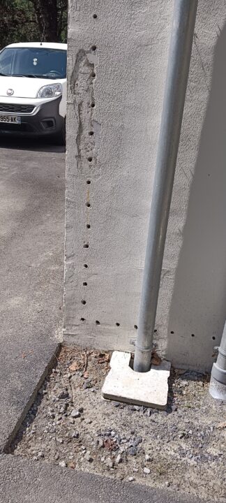 Trous en bas des murs d'une façade à Hasparren ?