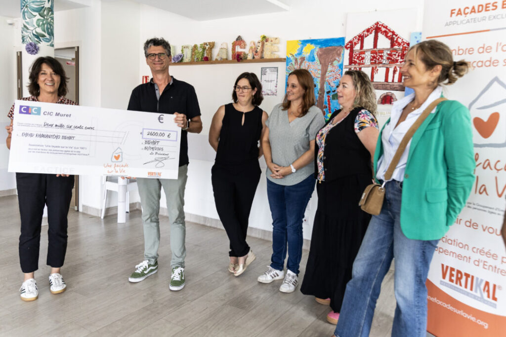 Personnes recevant un chèque, événement caritatif, remise de don