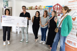 Groupe de personnes tenant des pancartes et des récompenses, célébrant un événement.