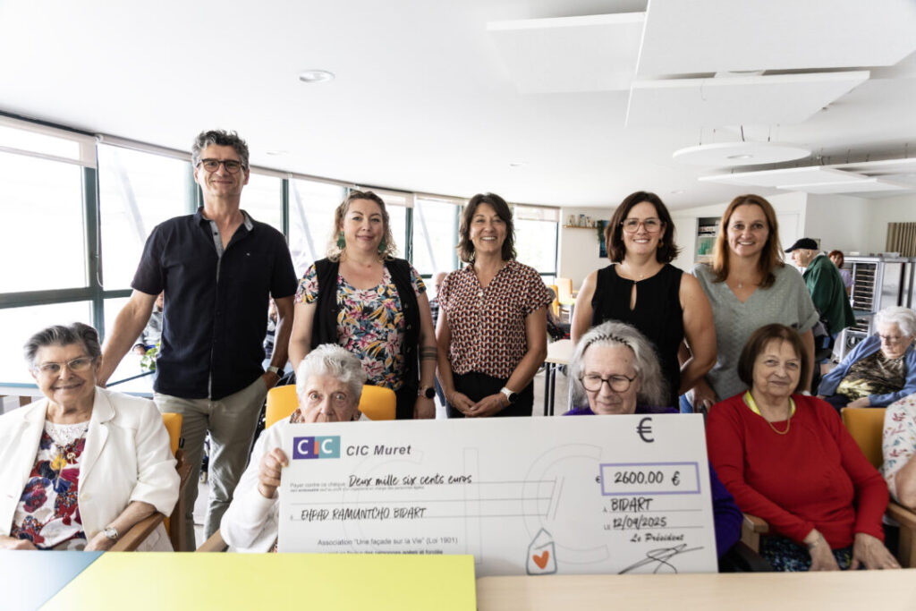 Groupe de personnes tenant un chèque de 2600 € de CIC Muret.