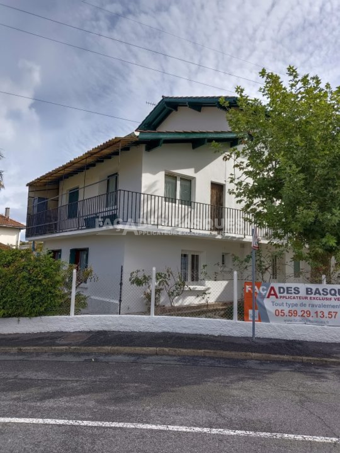 Artisan peintre façades d'une maison à Hendaye, 64700, Pyrénées-Atlantiques