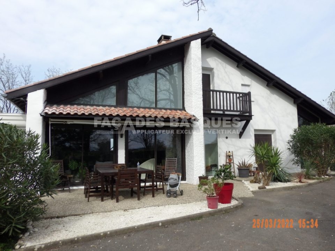 Artisan peintre façades d'une maison à Hasparren, 64240, Pyrénées-Atlantiques