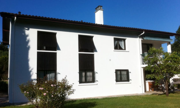 Ravalement des façades de cette habitation à Anglet (Pyrénées Atlantiques-Pays basque)