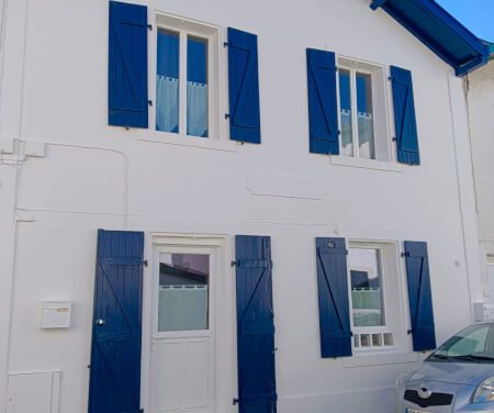 Ravalement et protection de la façade sur une maison à Bayonne