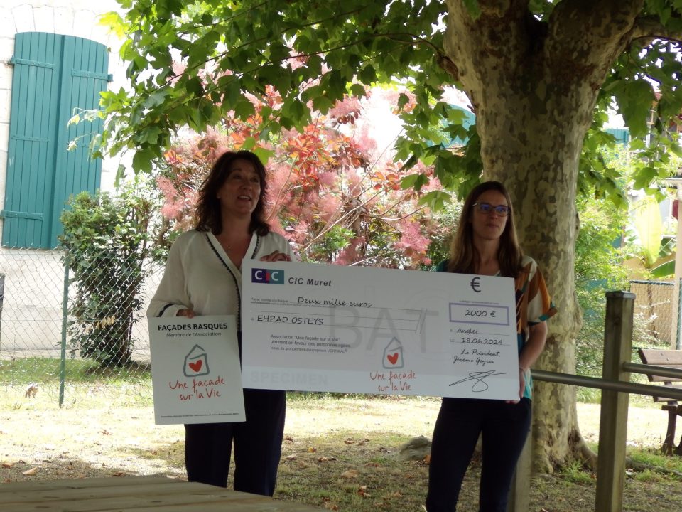 Façades Basques remet un chèque de don de 2 000 € au profit des seniors de l’EHPAD Osteys à Bayonne (64), Façades Basques