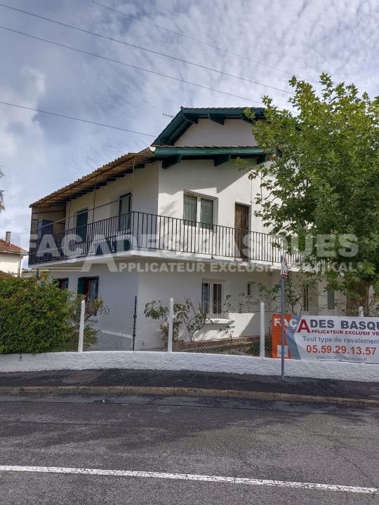 Artisan peintre façades d'une maison à Hendaye, 64700, Pyrénées-Atlantiques