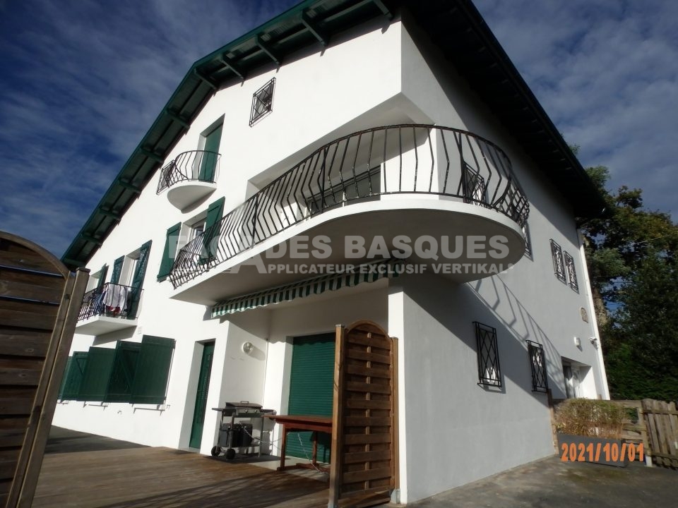 Artisan peintre façades d'une maison à Saint-Jean-de-Luz, 64500, Pyrénées-Atlantiques